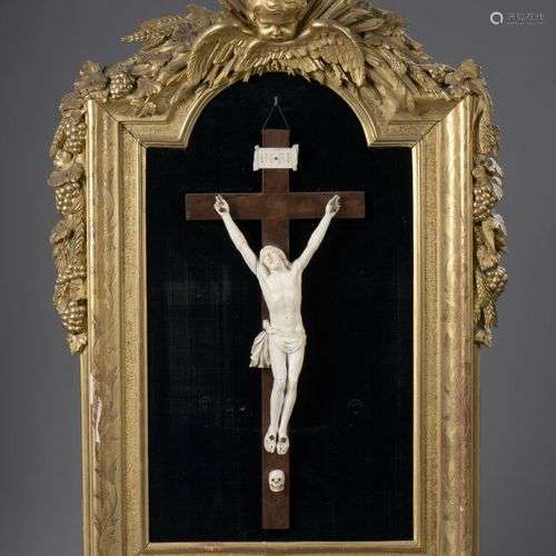 Crucifix en ivoire, la croix en bois de rose Dans un importa...