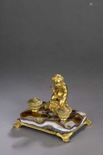 Petit encrier en bronze doré orné d'un putti musicien assis ...
