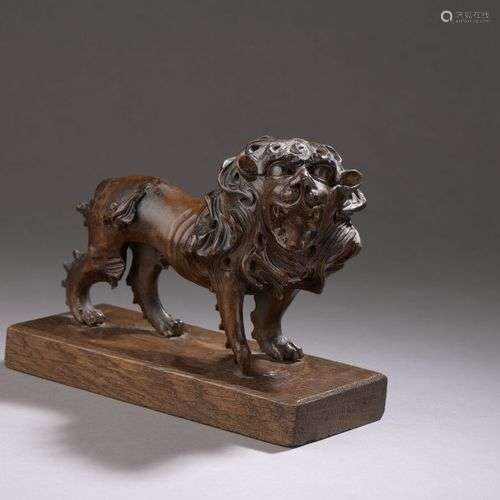 *ALLEMAGNE, XVIème siècle Lion rugissant Statuette en bois a...