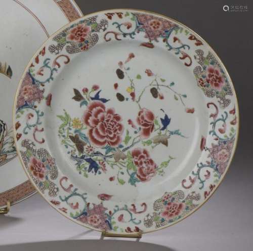 CHINE Plat rond en porcelaine à décor polychrome des émaux d...