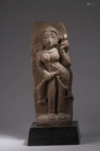 INDE, fin de la période médiévale Sculpture féminine Grès ro...