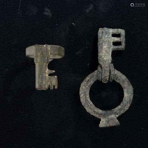 Deux bagues-clés. Epoque romaine. Bronze. ES