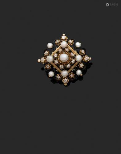 Broche en or jaune 18k (750 millièmes) formant un rosace ser...