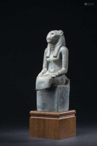 Importante statuette représentant une déesse lionne anthropo...