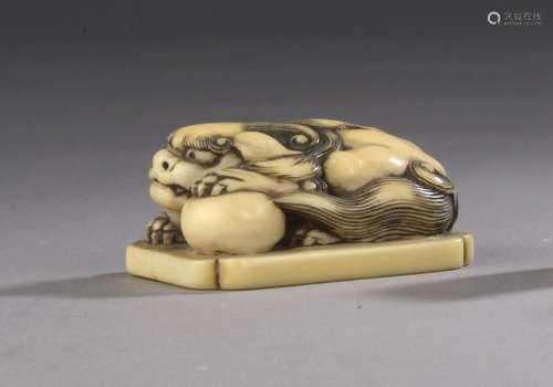 JAPON, Période EDO (1603-1868) Netsuke en ivoire représentan...