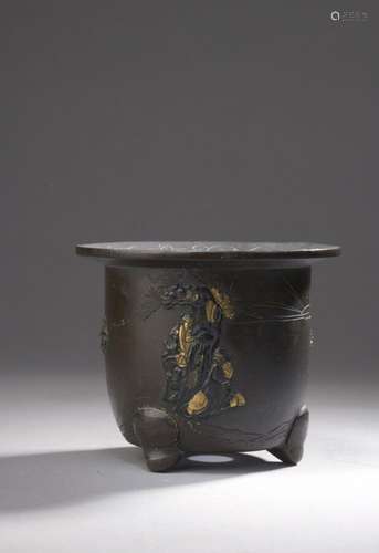 JAPON, époque MEIJI (1868-1912) Petit pot tripode en bronze,...