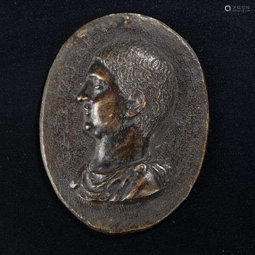 Médaille figurant un profil d'empereur à gauche. Inscription...
