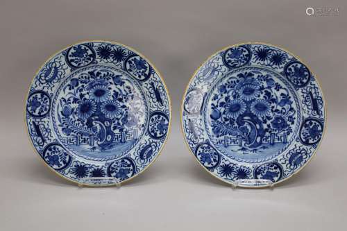 Paar Delftse borden met bloemendecor - Diameter 34 cm.