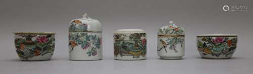 Twee Chinese wierookbranders met antiquiteitendecor - Hoogte...