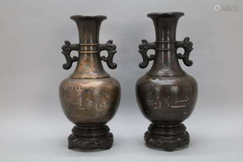 Paar bronzen Aziatische vazen met geanimeerd decor - Hoogte ...
