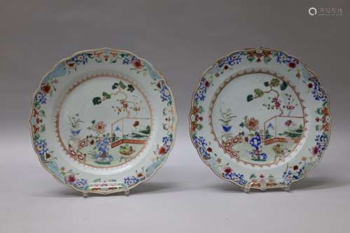 Paar Chinese porseleinen meerkleurige borden met terrasscène...