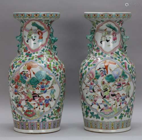 Paar Chinese porseleinen vazen met geanimeerde scènes en kri...