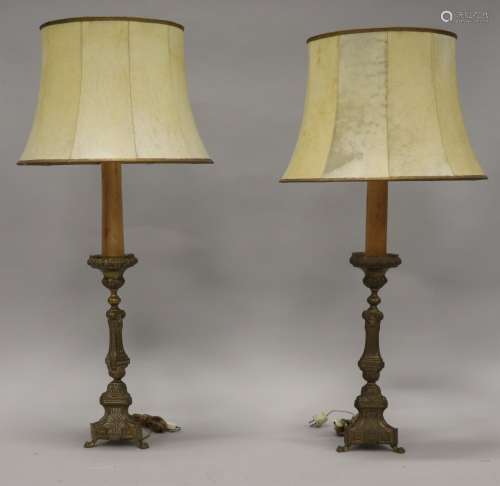 Paar koperen lampadaires
