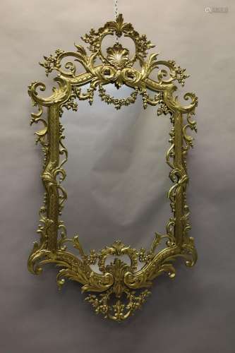 Vergulde bronzen spiegel met accanthusranken en bloemenguirl...