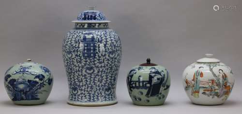 Twee Chinese blauw/wit cachepots met natuurdecor en personag...