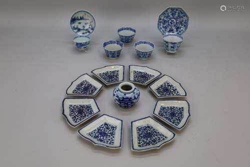 Acht Chinese blauw/wit porseleinen schaaltjes met bloemendec...