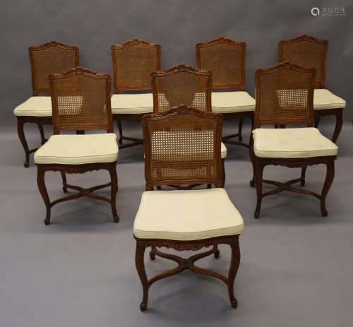 Acht Louis XV stoelen met gecanneerde zitting en rug