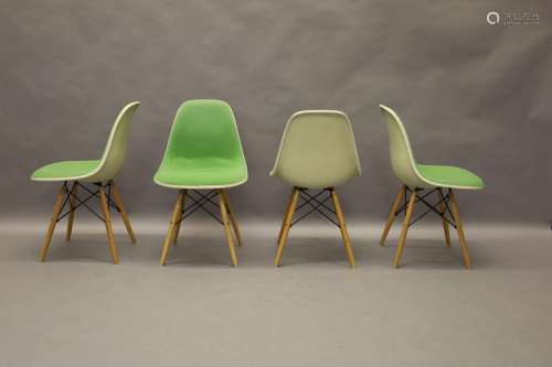 Vier kuipvormige stoelen, DAW chairs van de ontwerper Charle...
