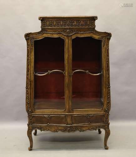 Notelaren Louis XV vitrine met voluutvormige poten en bovens...