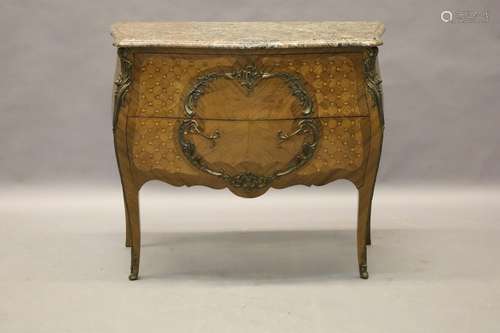 Gegalbeerde Louis XV commode met bronsbeslag - op voluutvorm...