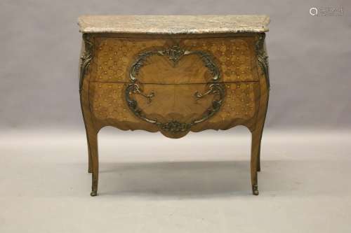 Gegalbeerde Louis XV commode met bronsbeslag - op voluutvorm...