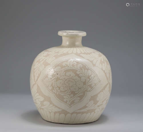 Song Dynasty - Cizhou Kiln White Glazed  Vase