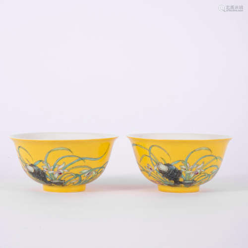 A Pair Of Yellow-Ground Falangcai Flower Bowls