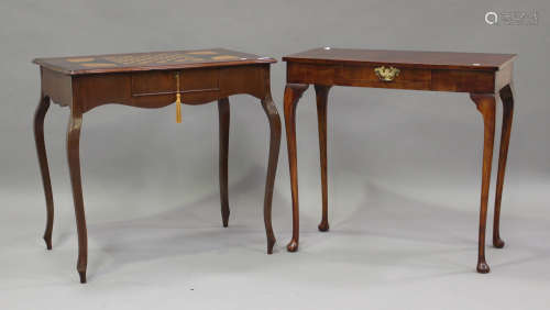 An Edwardian mahogany games table with inlaid top, on cabrio...