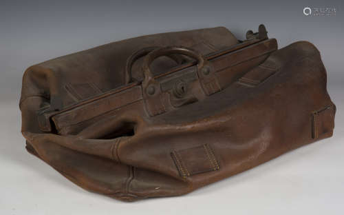 An early 20th century brown leather Gladstone bag, width 66c...