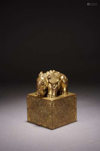 A CHINESE GILT BRONZE 'ELEPHANT' SEAL