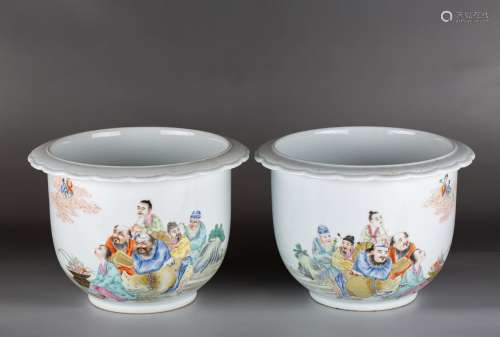 A PAIR OF CHINESE FAMILLE ROSE FIGURES PLANTERS