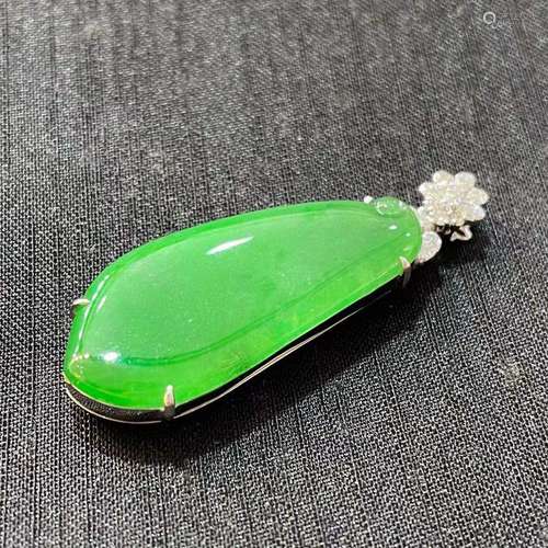 TYPE A CHINESE BRIGHT GREEN JADEITE 'EGGPLANT' PENDANT