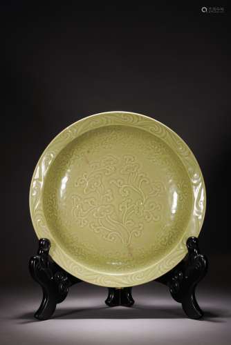 A CHINESE CELADON GLAZED 'FLOWERS' CHARGER