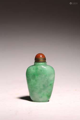 A CHINESE JADEITE SNUFF BOTTLE