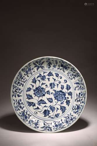 A CHINESE BLUE AND WHITE 'FLOWERS' CHARGER