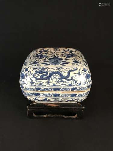 A CHINESE BLUE AND WHITE 'LONGEVITY' BOX AND COVER