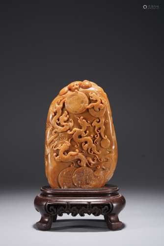 A CHINESE OPAQUE YELLOW SOAPSTONE CARVING