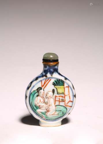 A CHINESE FAMILLE VERTE EROTIC FIGURES SNUFF BOTTLE