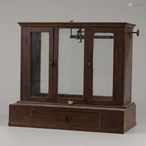 A mahogany veneered apothecary scale with drawer, ca. 1950.
