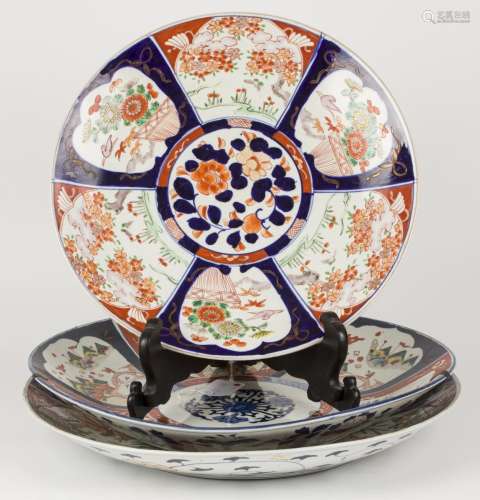 A lot of (3) porcelain chargers with Imari decoration, Japan...