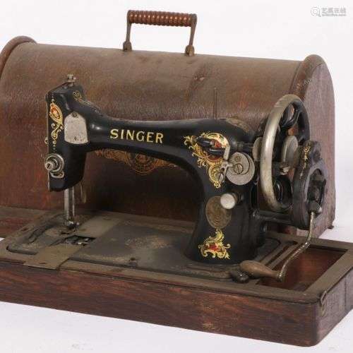 A cast iron Singer sewing machine in wooden casing, 20th cen...