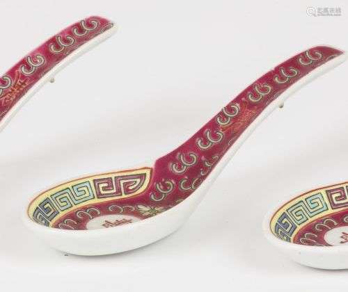 A set of (3) porcelain spoons with floral decoration. China,...