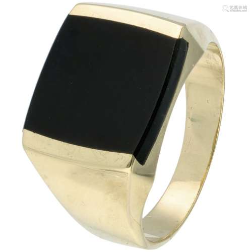 14K. Yellow gold signet ring set with onyx.
