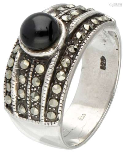 Silver ring set with onyx and marcasite - 925/1000.