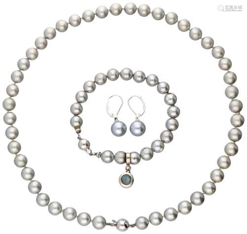 Set of pearl necklace, bracelet and earrings with 14K. white...