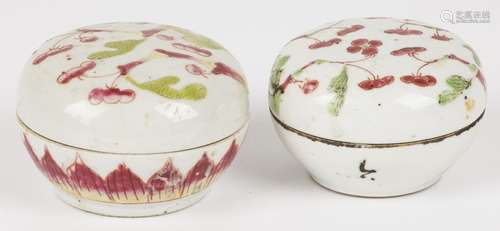 A lot of (2) porcelain lidded boxes with floral decoration. ...