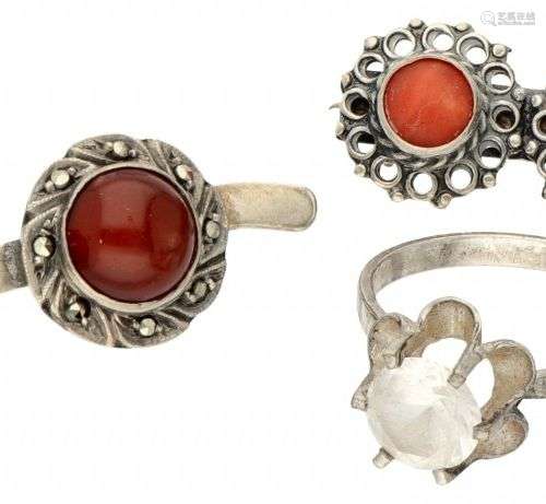 Lot comprising two silver vintage brooches and a ring - 835/...