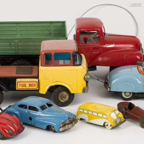 Lot (8) tin toy cars