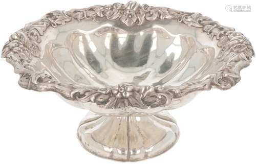 Fruit bowl on a silver base.