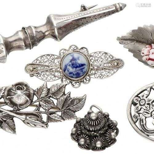 Lot comprising 5 silver antique brooches and a 'Zeeland knot...